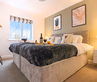 6 Bedroom House with Air Hockey, Parking & Garden