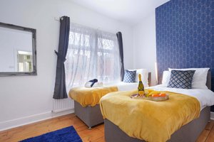 3 Bedroom House in City Centre  - Sleeps up to 7 - Free Parking, Fast Wifi, Private Garden and Smart TVs by Yoko Property