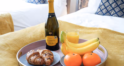 3 Bedroom House in City Centre - Sleeps up to 7 - Free Parking, Fast Wifi, Private Garden and Smart TVs by Yoko Property