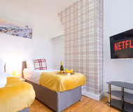 3 Bedroom House in City Centre - Sleeps up to 7 - Free Parking, Fast Wifi, Private Garden and Smart TVs by Yoko Property