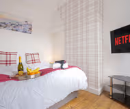 3 Bedroom House in City Centre - Sleeps up to 7 - Free Parking, Fast Wifi, Private Garden and Smart TVs by Yoko Property