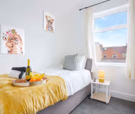 3 Bedroom House in City Centre - Sleeps up to 7 - Free Parking, Fast Wifi, Private Garden and Smart TVs by Yoko Property