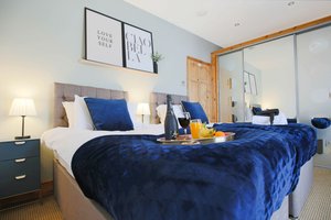 Central House with Free Parking, Super-Fast Wifi, Garden, Balcony, and Smart TV with Virgin TV and Netflix by Yoko Property