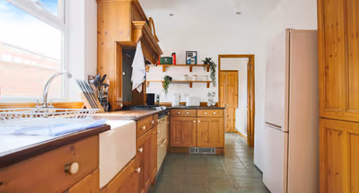 Central House with Free Parking, Super-Fast Wifi, Garden, Balcony, and Smart TV with Virgin TV and Netflix by Yoko Property
