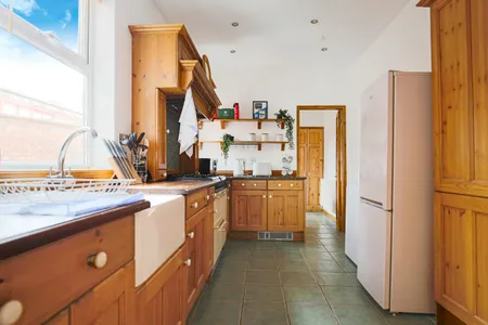 Central House with Free Parking, Super-Fast Wifi, Garden, Balcony, and Smart TV with Virgin TV and Netflix by Yoko Property
