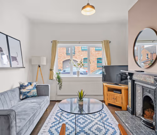 Central House with Parking, Pool Table, Super-Fast Wifi and Smart TV with Netflix by Yoko Property