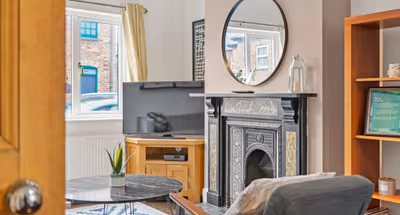 Central House with Parking, Pool Table, Super-Fast Wifi and Smart TV with Netflix by Yoko Property