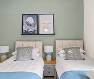 Central House with Parking, Pool Table, Super-Fast Wifi and Smart TV with Netflix by Yoko Property