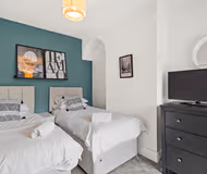 Central House with Parking, Pool Table, Super-Fast Wifi and Smart TV with Netflix by Yoko Property