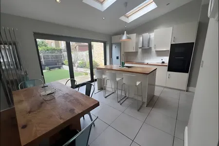Lovely Furnished Patio 2 Bed Apartment in London