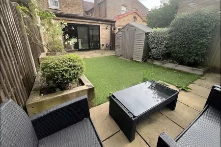 Lovely Furnished Patio 2 Bed Apartment in London