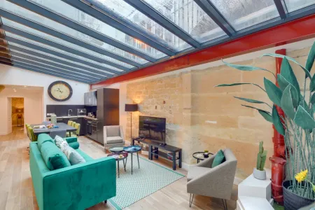 Expansive skylights 4-bedroom Montrogueil Luxury