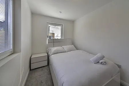 Stylish and Bright 2 Bed Apartment in Ashford