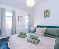 Free Park, Sleeps 8, Stunning Home in Salford