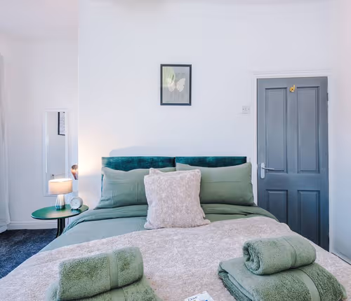 Free Park, Sleeps 8, Stunning Home in Salford