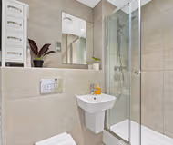 Luxury bathroom at 12 Tatler Close (Oak House)