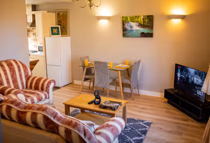 Spacious 2 Bedroom Apartment with Free Parking