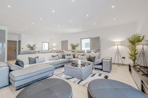 Avenir Court