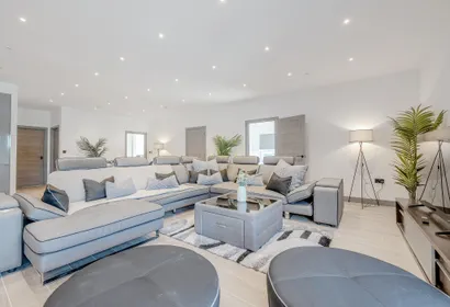 Avenir Court