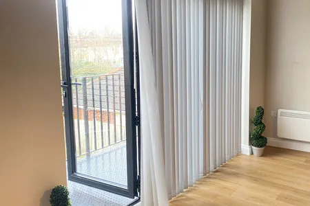 Bright & Modern 2 Bed Balcony Apartment