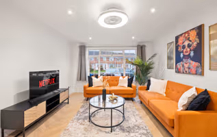 4 bed l Free Parking l Town centre