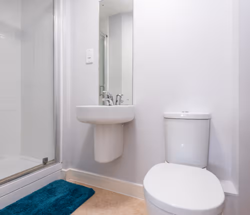 Luxury en-suite bathroom at Tunbridge Way House