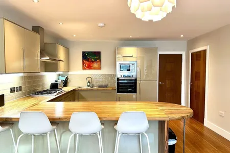 Stylish 2 Bed Garden Apartment