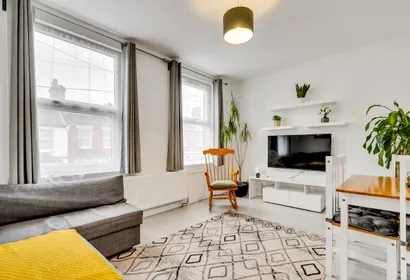 Spacious 6 Bedroom House with 3 Bathrooms & Parking