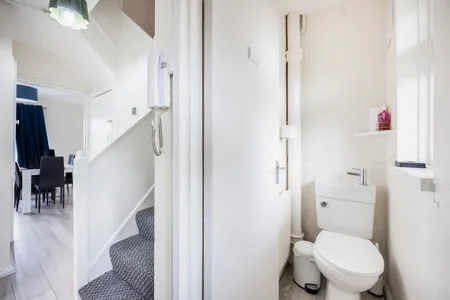 Modern House Close To Station 3 Bedroom City Apartment