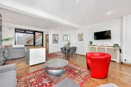 Spacious 2-Bedroom Warehouse Apartment in London