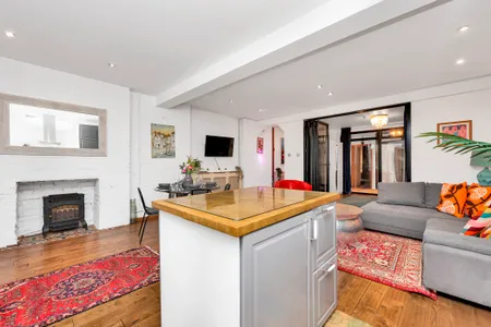 Spacious 2-Bedroom Warehouse Apartment in London