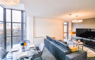 Deansgate Apartment with Canal View & Free Parking