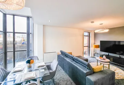 Luxury 2BDR Flat with Canal View & Free Parking