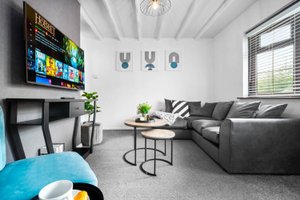 Luxury 3 Bed House - Garden - Parking