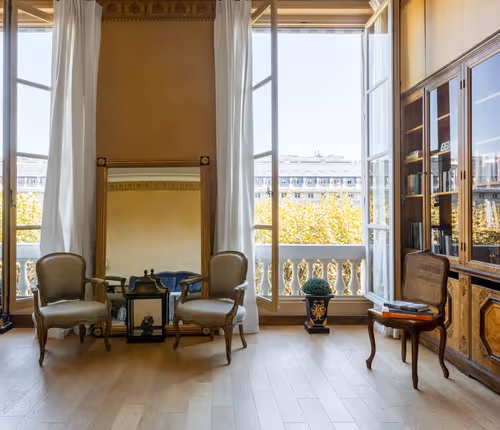 ENCHANTING BLEND OF HISTORY & JAW DROPPING LUXURY-FACING THE GARDEN OF PALAIS ROYAL