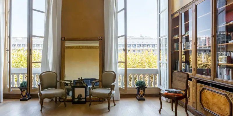 ENCHANTING BLEND OF HISTORY & JAW DROPPING LUXURY-FACING THE GARDEN OF PALAIS ROYAL