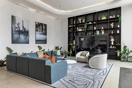 N Elizabeth St Apartment