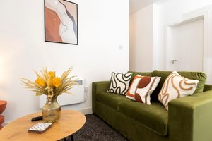 Central Apartment Redcar Sleeps 9 & 2 Bathrooms
