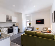 Central Apartment Redcar Sleeps 9 & 2 Bathrooms