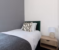 Central Apartment Redcar Sleeps 9 & 2 Bathrooms