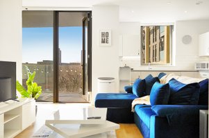 Bright & Modern | Large Balcony overlooking River near Station