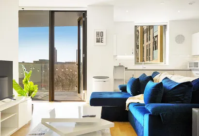 Bright & Modern | Large Balcony overlooking River near Station