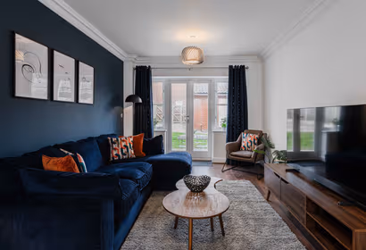 Modern 5 Bed 3.5 Bath Townhouse with Parking