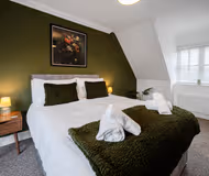 Modern 5 Bed 3.5 Bath Townhouse with Parking