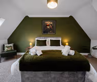 Modern 5 Bed 3.5 Bath Townhouse with Parking