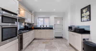 Modern 5 Bed 3.5 Bath Townhouse with Parking