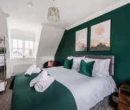 Modern 5 Bed 3.5 Bath Townhouse with Parking