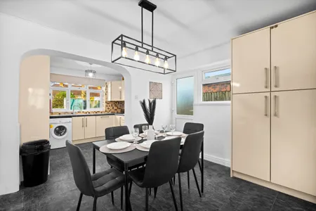 Luxury 3 Bedroom House - Pool Table - Parking - Garden