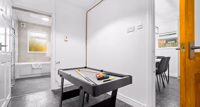 Luxury 3 Bedroom House - Pool Table - Parking - Garden