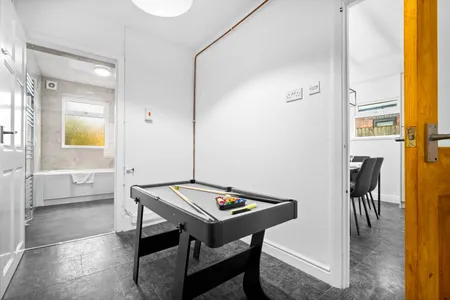 Luxury 3 Bedroom House - Pool Table - Parking - Garden